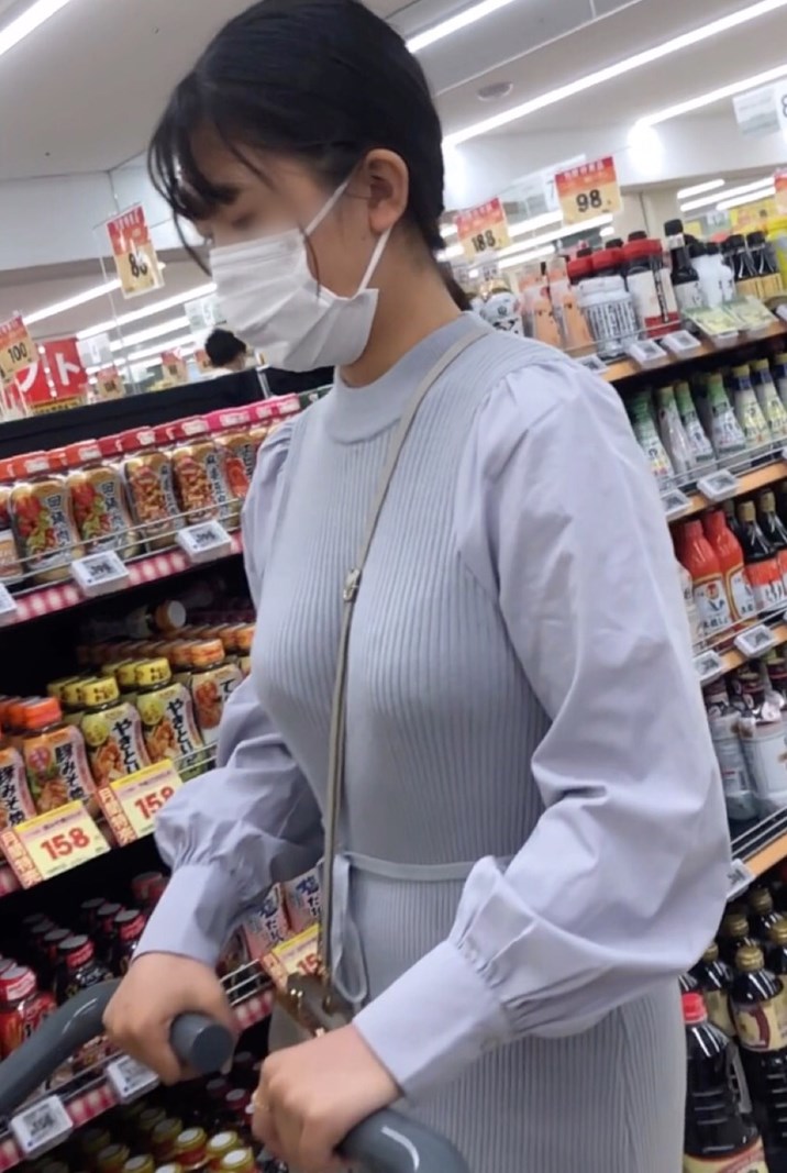 【お買い物中の眺め26】スーパーでお買い物中の女子学生のムチムチボディ！