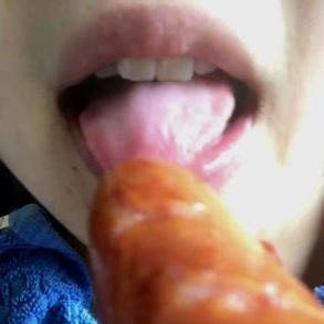 ※閲覧注意※【咀嚼フェチ】フランクフルトを食べる口元アップ動画２『唇・口・舌・歯』（正面）