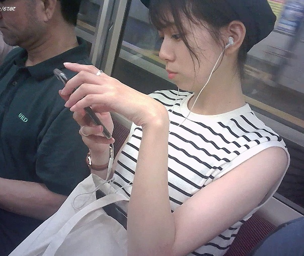 電車内　可愛いノースリーブ生脚美女