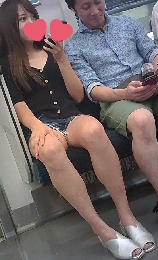 電車対面　SS級美女のホットパンツからでるエロい生脚！！！