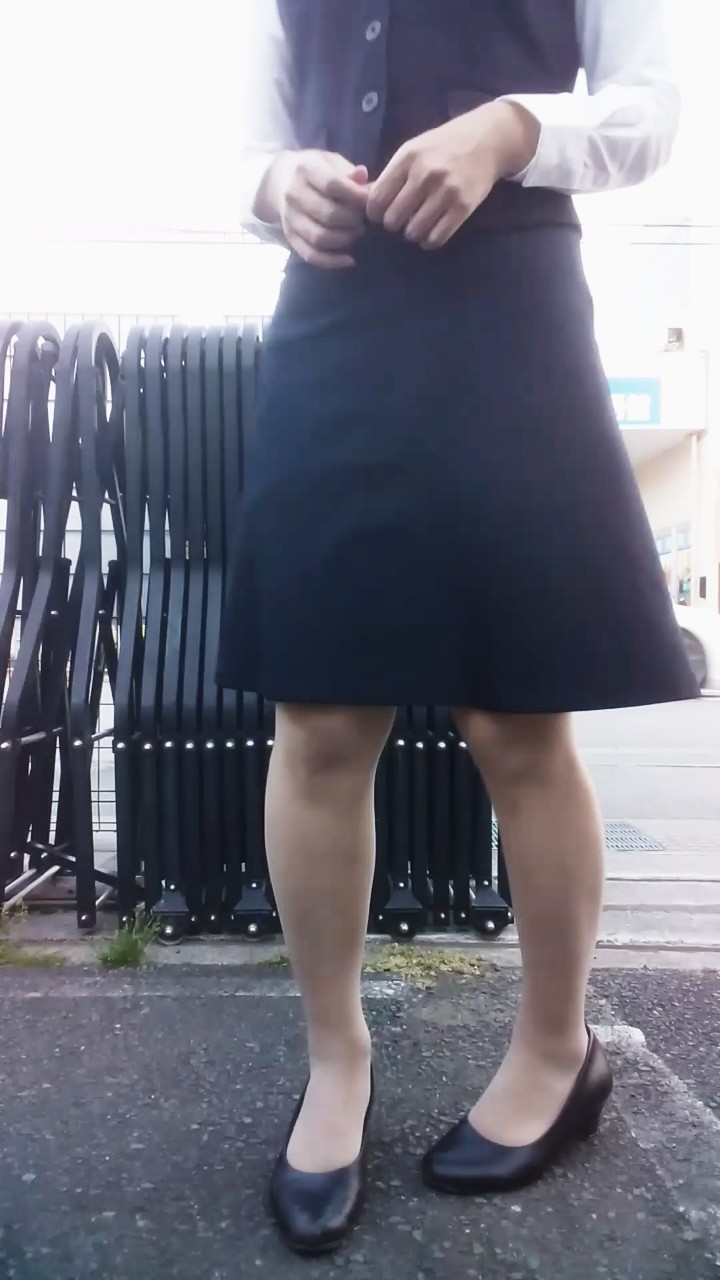 パンチラ逆さ撮り 自撮り中にうっかりスマホを落として事務服のスカートの中が丸見えの美人OLちゃん