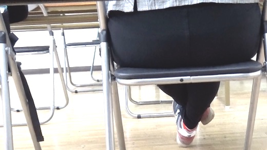 【学生巨尻】パイプ椅子に収まらないってどんなデカ尻？黒スキニーの若い尻