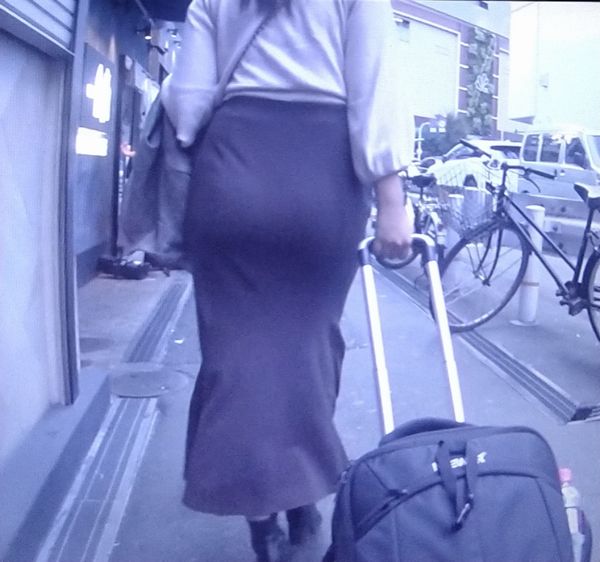 出張勤務の爆尻美人OLがタイトスカート履いて左右の肉尻上下に動かして歩いています