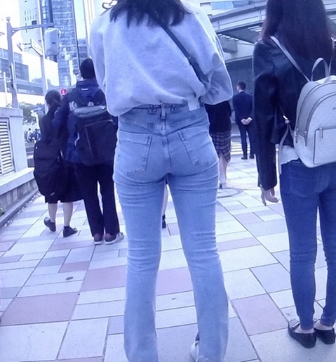 異常なほど脚が長い長身美少女がスキニーデニム履いてモデル以上のスタイルで歩く姿がヤバ過ぎる
