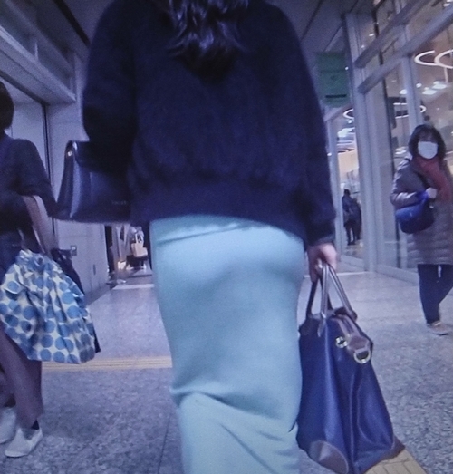 清楚系の超絶美女が超密着型タイトスカートを履いて美巨尻をムニュらせて歩いている姿がエロすぎる