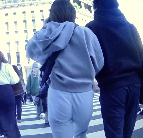 スタイル抜群の美人お姉さんがタイトなスウェットパンツを履いて歩く姿がいやらしい