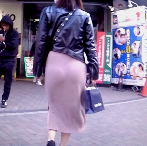 超セクシー系の極上美人お姉さんがタイトスカート履いて尻肉Tバックライン見せつけて歩いてる姿がエロ過ぎる