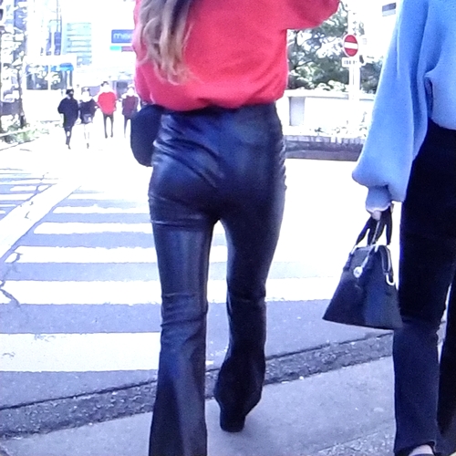 超ハイスペック極上美人女子大生がタイトレザーパンツ履いて歩く姿がイヤらしい