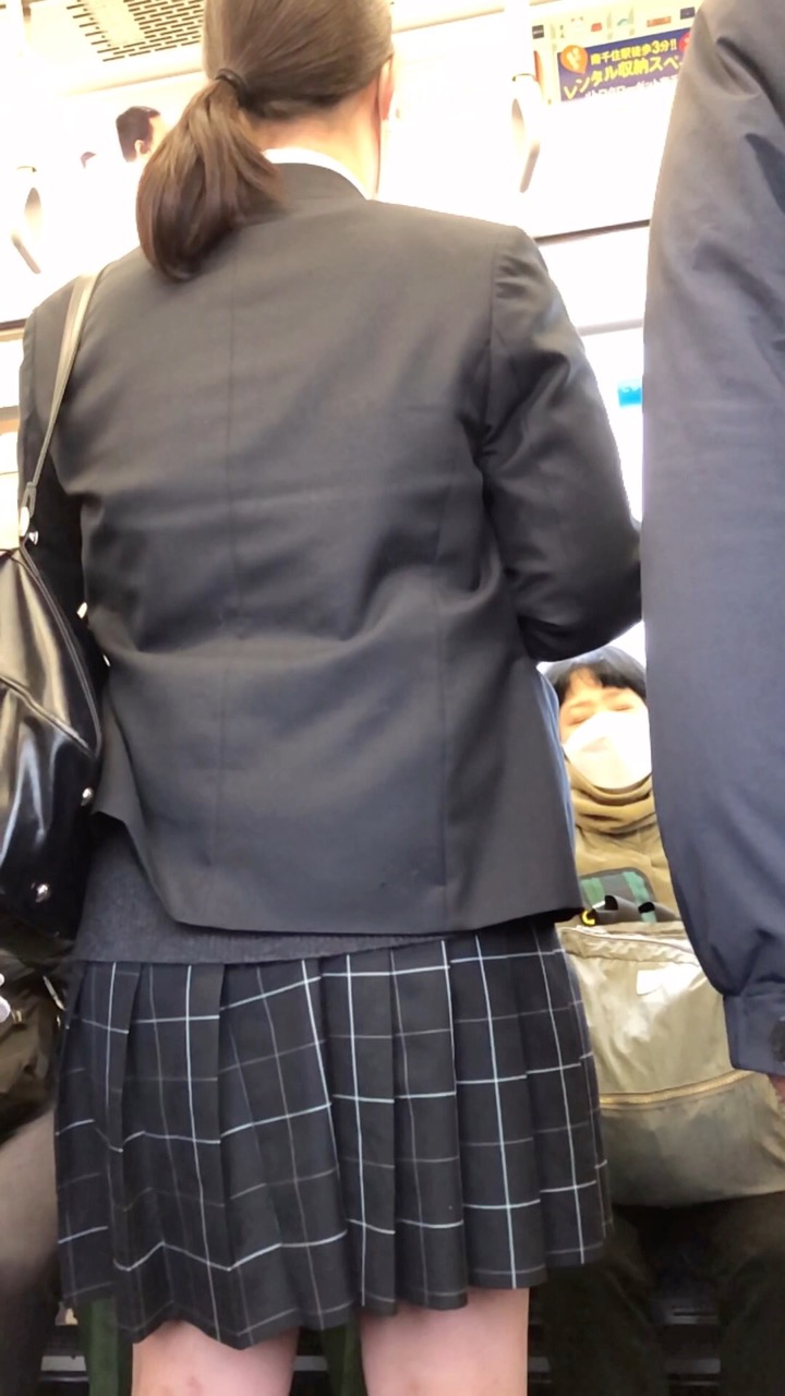 【放課後の眺め3】電車内のＪＫのお尻を後ろから凝視