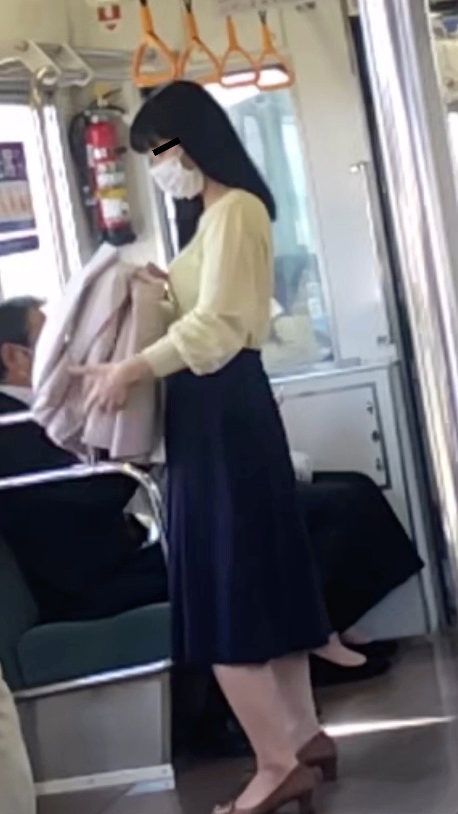 【横からの眺め24】スリムで巨乳な奥様を電車内でロックオン
