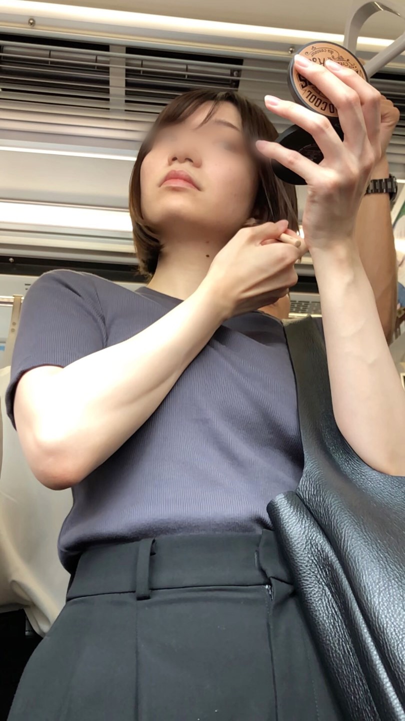 【下からの眺め42】電車内でメイクをする隠れ巨乳のＯＬを下から！
