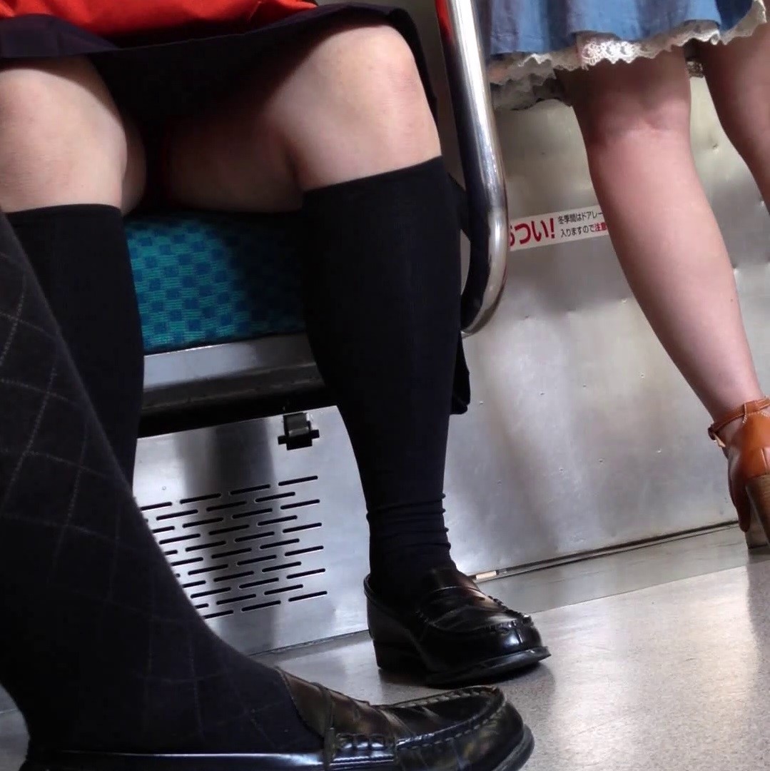 [05]10年前の電車内-見せパンJK×太脚JK×スカート女子