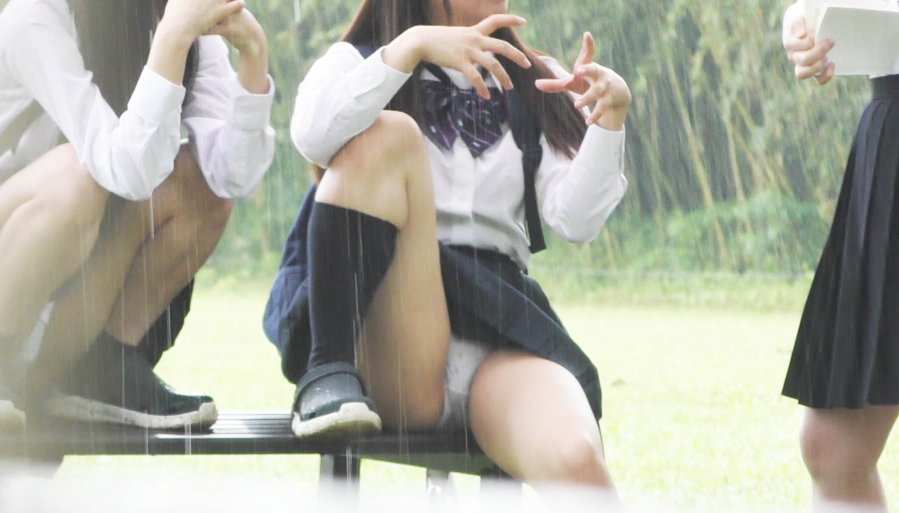 【望遠JK盗撮】雨で無防備パンチラ/某公立校の敷地外からJK3人望遠撮影 【望遠JK盗撮】雨で無防備パンチラ/某公立校の敷地外からJK3人望遠撮影
