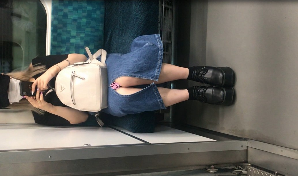 エロギャルのフロントスリット視姦!!^^ エロギャルのフロントスリット視姦!!^^