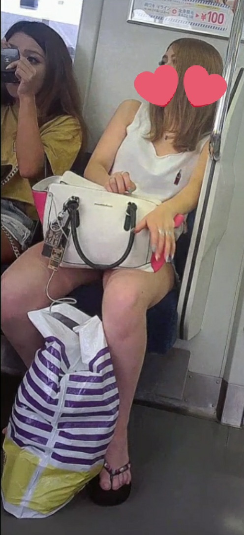 電車内でノースリーブ、ホットパンツギャルを撮影！！生脚と脇が最高です！