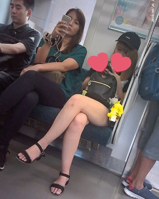 電車内女子高生の生脚がエロすぎた！！