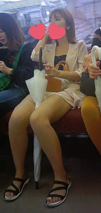 電車内でエロい生脚美人ギャルを撮影！！冷めた目で見られましたがそこがまたいい！！！