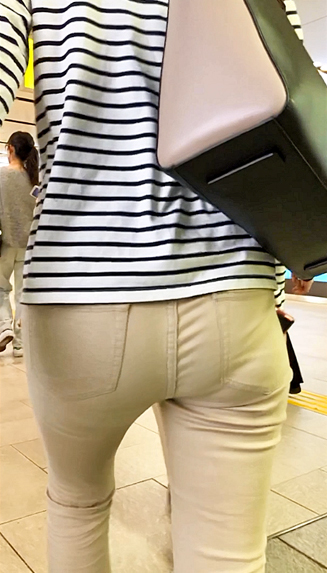 お姉さんの後ろ姿 １７　OL　巨尻　パンツ　ジーンズ　ジーパン　スレンダー
