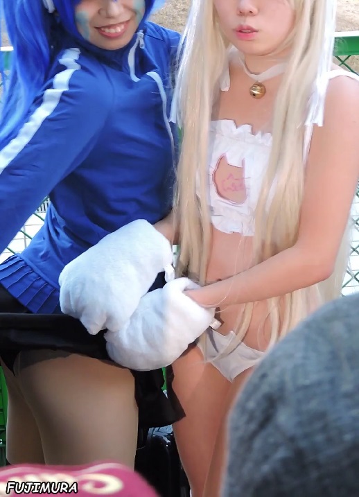 コスプレ2017冬スカートを捲り上げられ露出w2人組【動画】イベント編 3855 コスプレ2017冬スカートを捲り上げられ露出w2人組【動画】イベント編 3855
