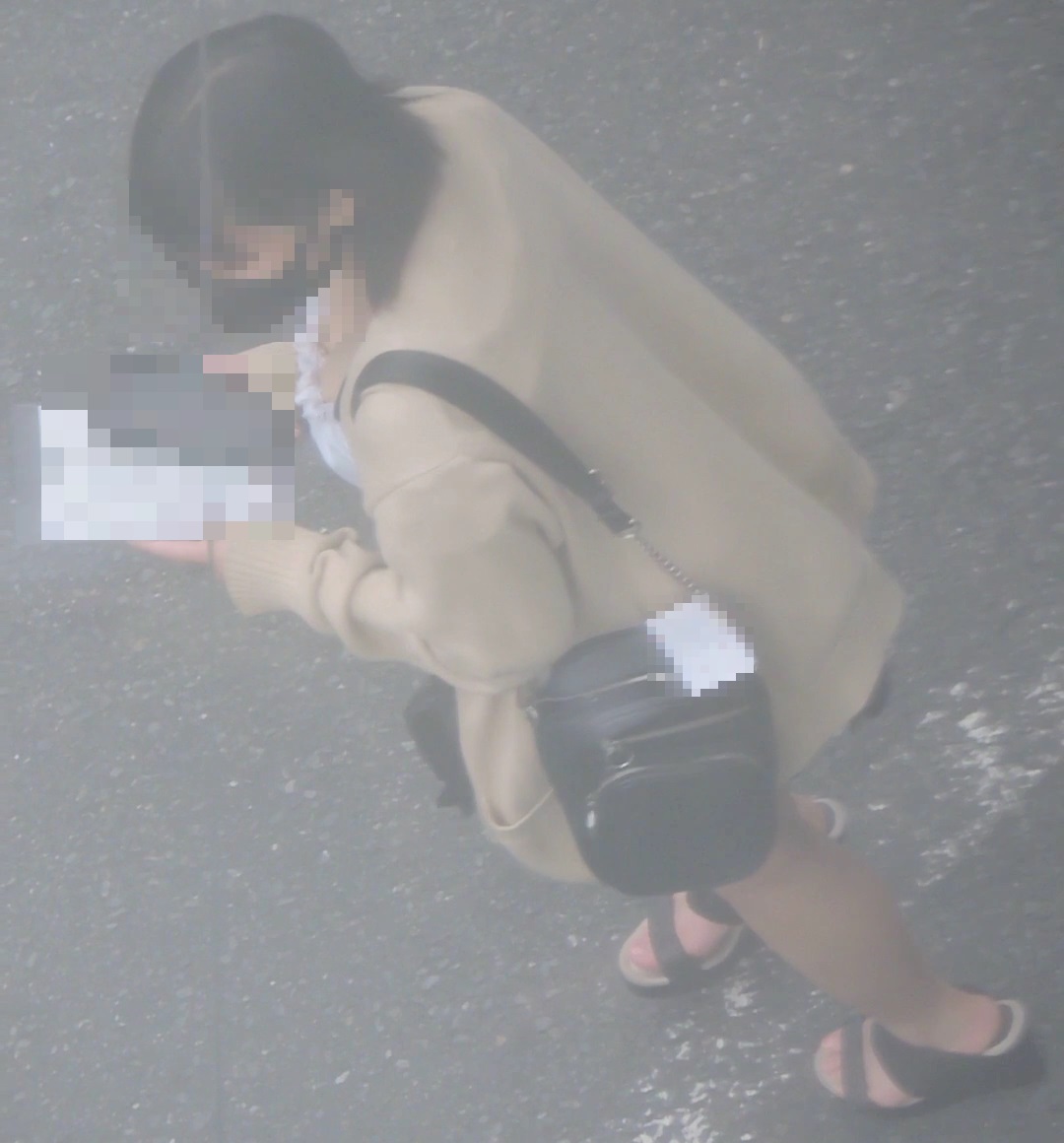 路上で客引きをしているメイドカフェ店員日中の繁華街【動画】街撮り編 1853 路上で客引きをしているメイドカフェ店員日中の繁華街【動画】街撮り編 1853